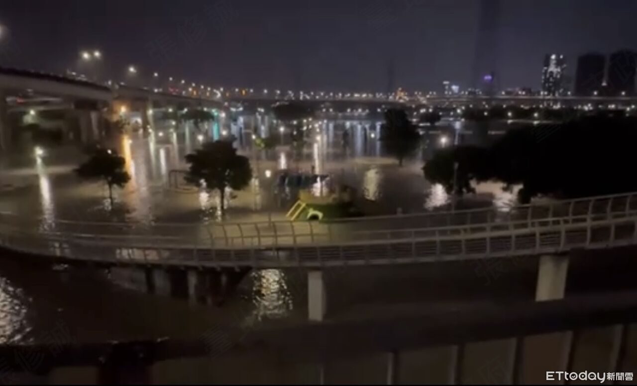 快訊/萬華公園遭暴雨淹沒!3男「受困遊樂器材區」 消防局緊急救援 | ETtoday社會新聞 | ETtoday新聞雲