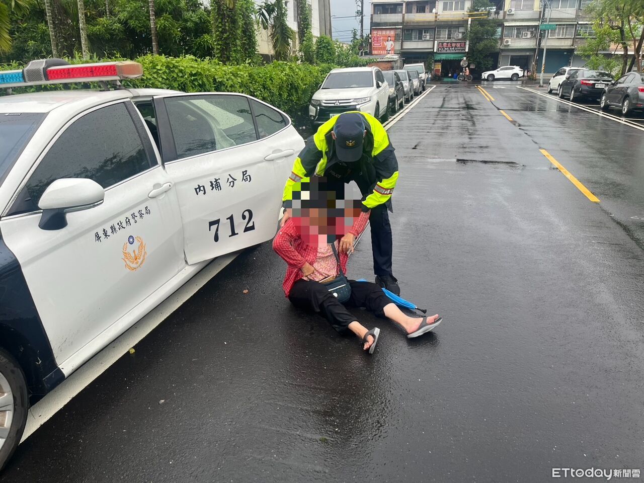 7旬嬤颱風天買晚餐遭強風吹倒 內埔警暖心護送返家 | ETtoday社會新聞 | ETtoday新聞雲