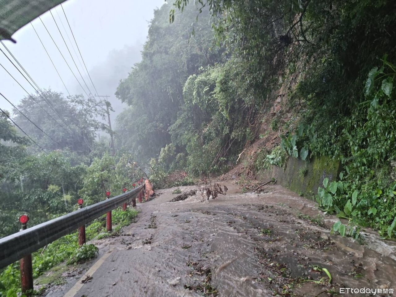 巴威強襲!台電人員冒雨搶修「受困山區」 新竹警涉水救出11人 | ETtoday社會新聞 | ETtoday新聞雲