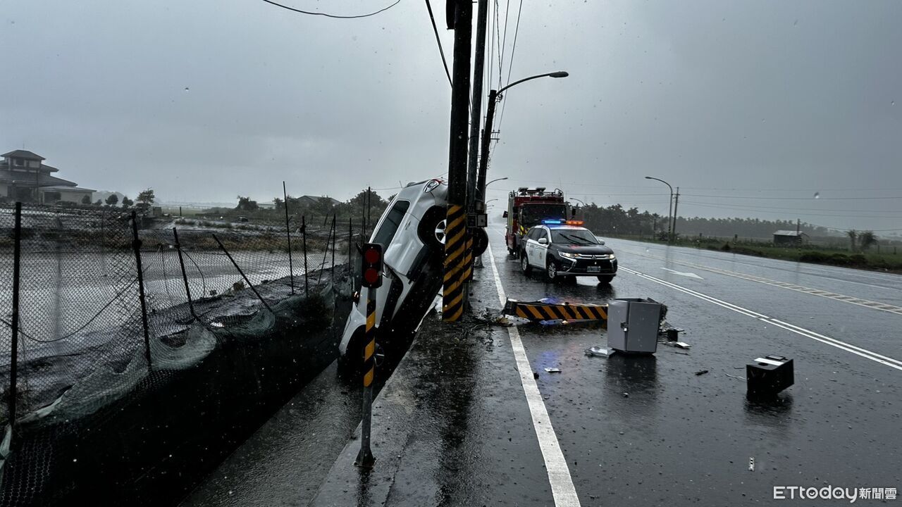 屏東汽機車擦撞!駕駛失控撞斷測速照相「直立卡水溝」 2人送醫 | ETtoday社會新聞 | ETtoday新聞雲