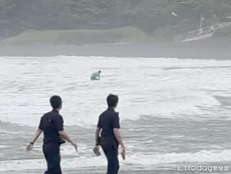 離譜畫面!颱風假「西子灣衝浪」遭網砲轟 免收罰單原因曝 | ETtoday社會新聞 | ETtoday新聞雲