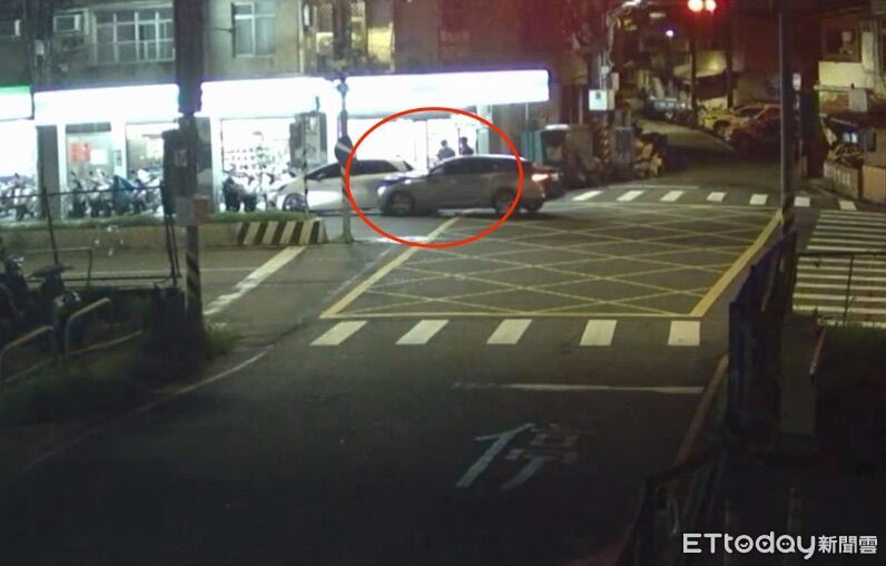 新北女開車載尪...猛撞超商前轎車畫面曝 快篩驗出3種毒! | ETtoday社會新聞 | ETtoday新聞雲