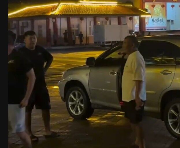 ▲▼雲林台西鄉代表陳文求酒後開車返家，自撞安西府廣場圍牆，酒測值高達1毫克。被民眾攔下後怒嗆「不然要對我怎樣！」，還一度想再開車離開，直到警方到場制止。（圖／翻攝自記者爆料網）