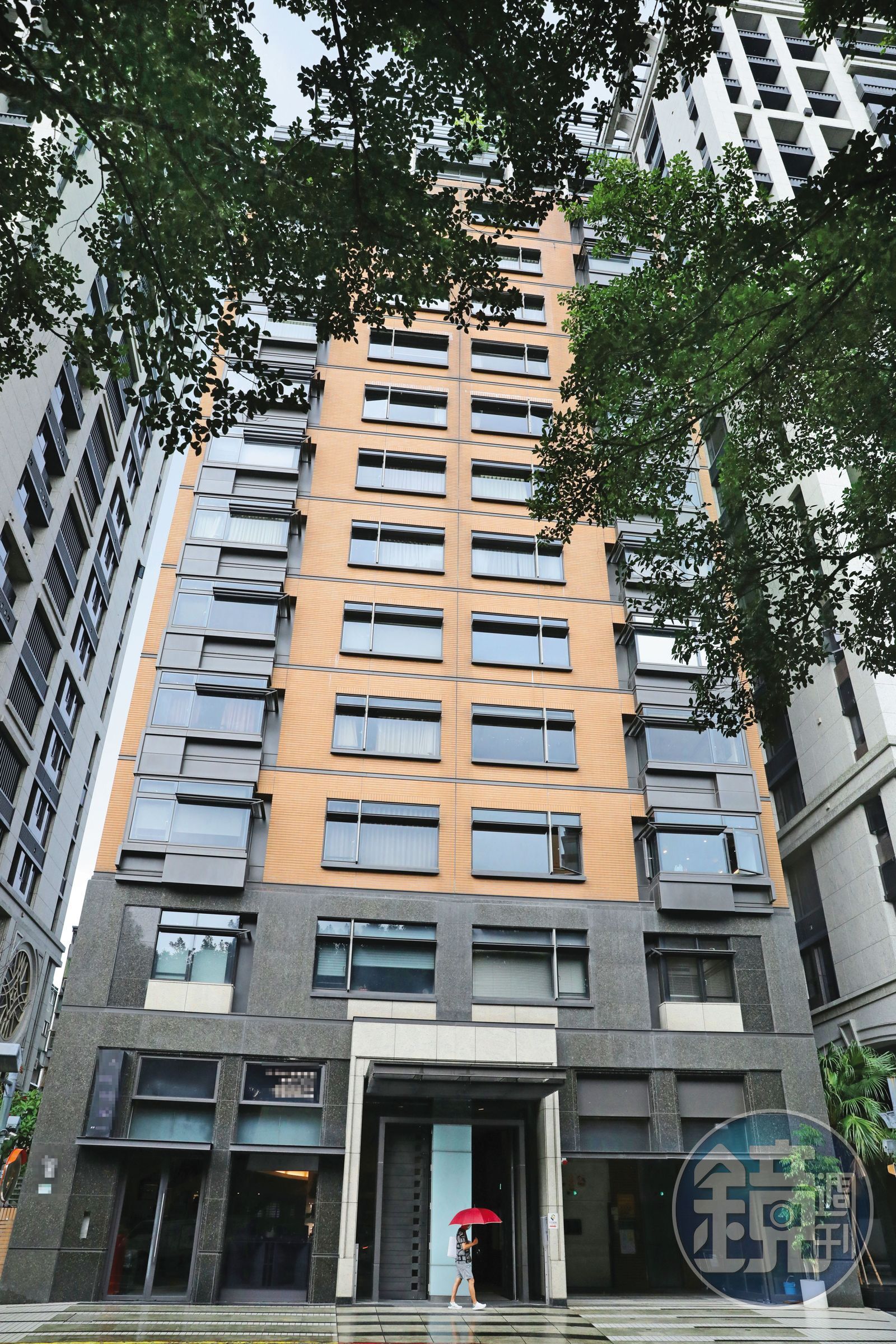 張俊宏住在台北市精華地段的大樓內（圖），但隨時可能無家可歸。
