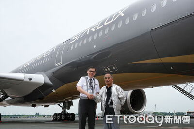 K董親駕星宇藝術機首航東京　空山基現身上機簽名