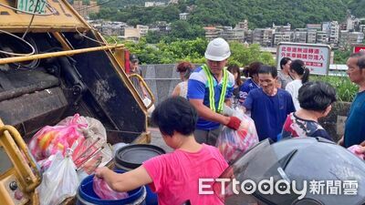 停收2天垃圾爆量!基隆250名清潔隊員總動員 全力恢復市容