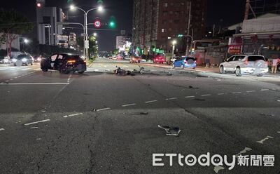 台中酒駕男「闖紅燈連撞4車」6傷送醫　車殼碎片噴滿地