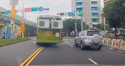 公車尾掛「2台室外機」!內行揭真實用途 網笑:以為都拔光