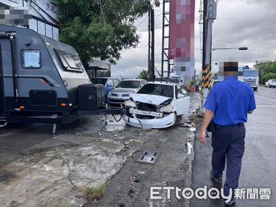 雨天打滑!高雄20歲女駕駛失控猛撞露營車 驚悚撞擊瞬間曝