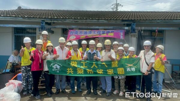 ▲台南市勞工局「做工行善團」颱風過後兵分3路，前往柳營、鹽水及安南區協助弱勢家庭修繕住宅。（記者林東良翻攝，下同）