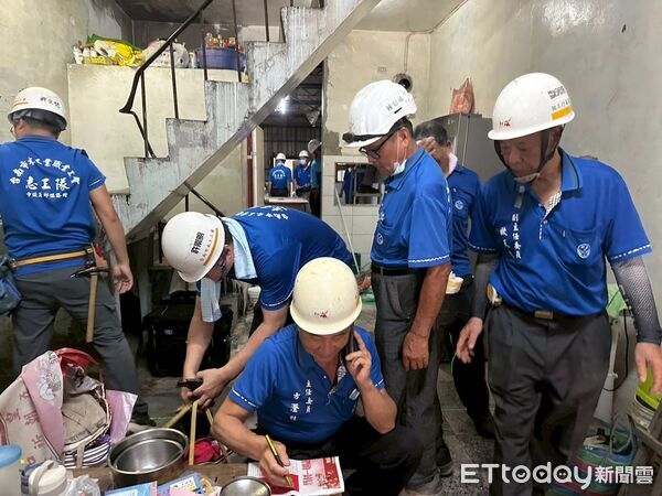 ▲台南市勞工局「做工行善團」颱風過後兵分3路，前往柳營、鹽水及安南區協助弱勢家庭修繕住宅。（記者林東良翻攝，下同）