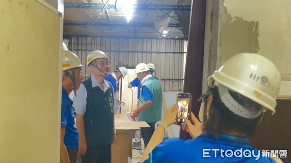 ▲台南市勞工局「做工行善團」颱風過後兵分3路，前往柳營、鹽水及安南區協助弱勢家庭修繕住宅。（記者林東良翻攝，下同）