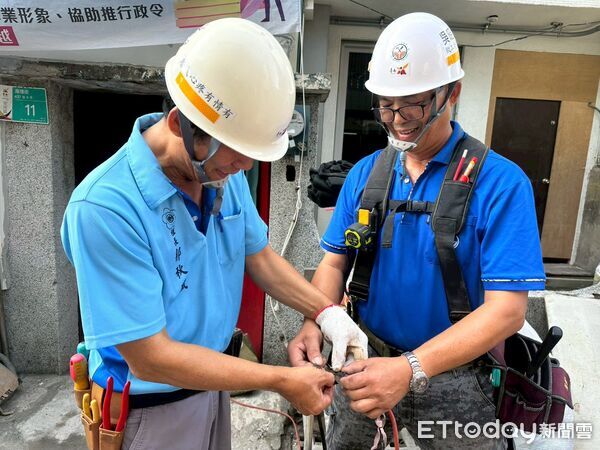 ▲台南市勞工局「做工行善團」颱風過後兵分3路，前往柳營、鹽水及安南區協助弱勢家庭修繕住宅。（記者林東良翻攝，下同）