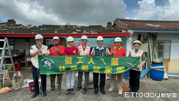 ▲台南市勞工局「做工行善團」颱風過後兵分3路，前往柳營、鹽水及安南區協助弱勢家庭修繕住宅。（記者林東良翻攝，下同）