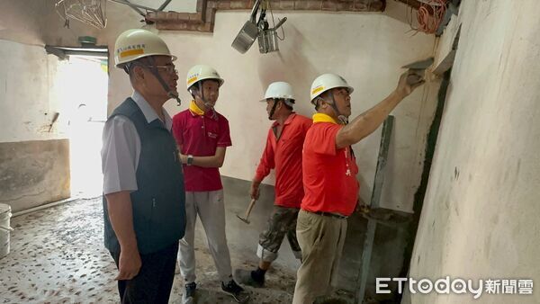 ▲台南市勞工局「做工行善團」颱風過後兵分3路，前往柳營、鹽水及安南區協助弱勢家庭修繕住宅。（記者林東良翻攝，下同）