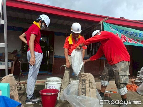 ▲台南市勞工局「做工行善團」颱風過後兵分3路，前往柳營、鹽水及安南區協助弱勢家庭修繕住宅。（記者林東良翻攝，下同）
