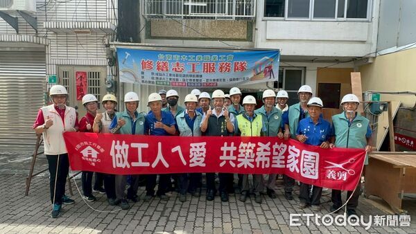 ▲台南市勞工局「做工行善團」颱風過後兵分3路，前往柳營、鹽水及安南區協助弱勢家庭修繕住宅。（記者林東良翻攝，下同）