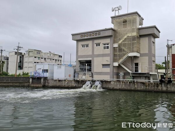 ▲台南0626豪雨期間，全市67座抽水站及防汛機組徹夜運轉，總抽水量高達1900萬噸。（記者林東良翻攝，下同）
