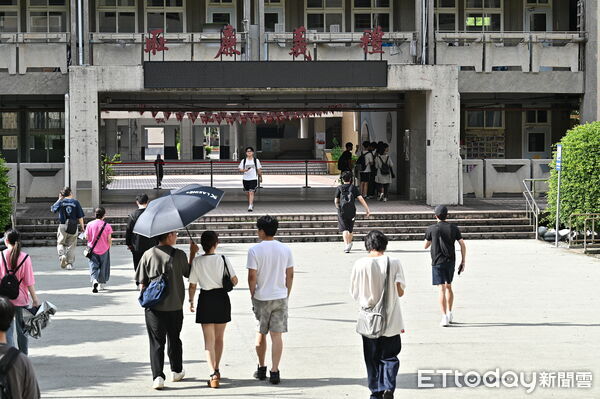 ▲▼ 115學年度大學分科測驗因受巴威颱風影響，順延至7月13日、14日舉行，今（12）日下午4點至6點開放看考場，圖為北市師大附中考場開放情況。（圖／記者李毓康攝）