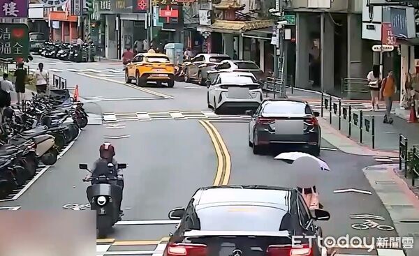 ▲▼       北市56歲婦過馬路遭撞！　重傷無心跳送醫搶救中      。（圖／記者張君豪翻攝）