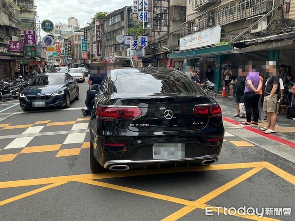▲▼       北市56歲婦過馬路遭撞！　重傷無心跳送醫搶救中      。（圖／記者張君豪翻攝）