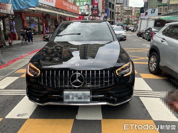 ▲▼       北市56歲婦過馬路遭撞！　重傷無心跳送醫搶救中      。（圖／記者張君豪翻攝）