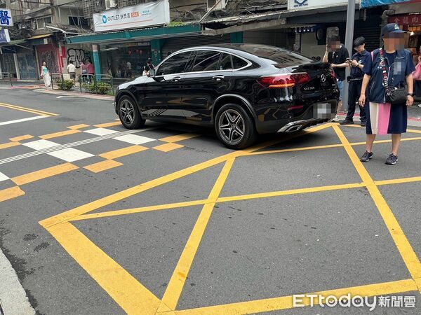 ▲▼       北市56歲婦過馬路遭撞！　重傷無心跳送醫搶救中      。（圖／記者張君豪翻攝）