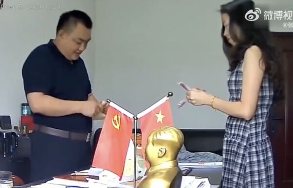▲▼陸國企老董當毛澤東的面收賄　自己架的監視器拍下全過程。（圖／翻攝微博）