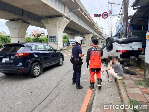 ▲▼黃男開白色休旅車載女友追撞前車後翻覆             。（圖／民眾提供）