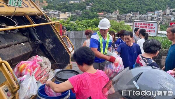▲基隆250清潔隊員總動員 全力恢復市容。（圖／記者郭世賢翻攝）