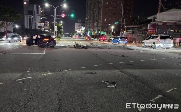 台中酒駕男「闖紅燈連撞4車」6傷送醫　車殼碎片噴滿地