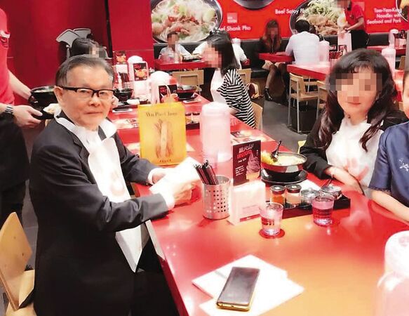 張俊宏（左）與黃姓女友（右）交往、同居多年，也常在臉書PO出合照。（翻攝張俊宏臉書）