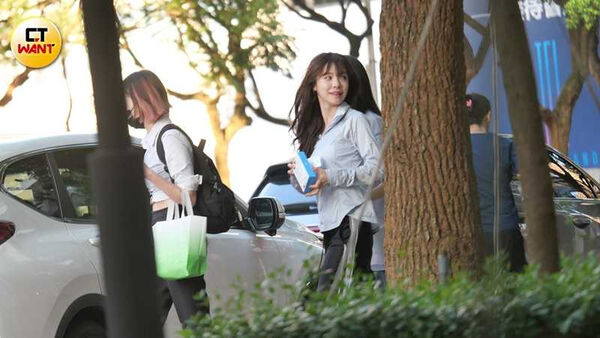 娛樂報報／李多慧工作滿檔傳萌退意　遭直擊下班後直奔物理治療所
