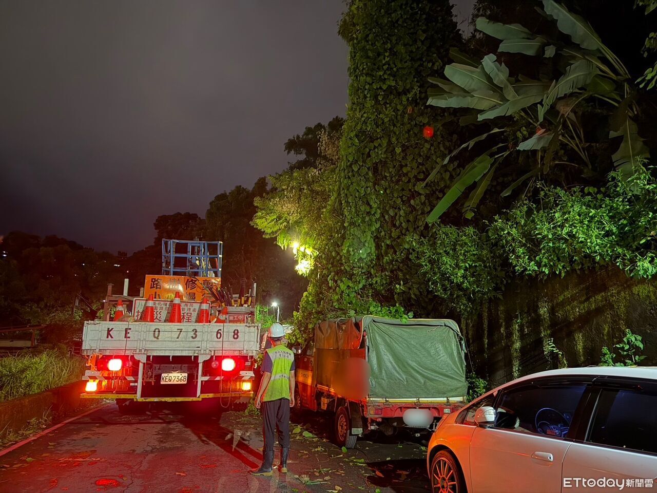 北市文山區路樹倒塌壓2車 轄區警、公燈處人員徹夜排除 | ETtoday社會新聞 | ETtoday新聞雲