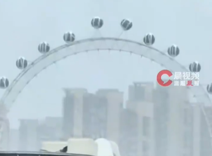 ▲摩天輪2個車廂被吹成風火輪。（圖／翻攝自微博）