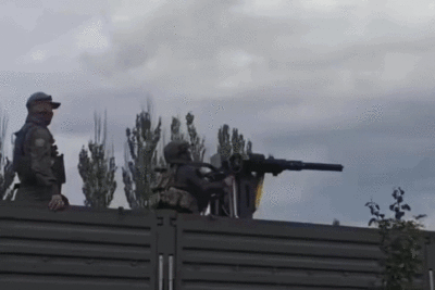 俄天兵片瘋傳！機槍失控「變風火輪」360度掃射　同袍嚇瘋竄逃