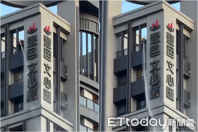 新竹天坑案宣判前一天…「豐邑文心匯」出事!高空招牌驚見明火