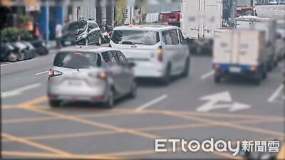 碰！北市南港聯結車倒車擦撞變電箱　供電未受影響