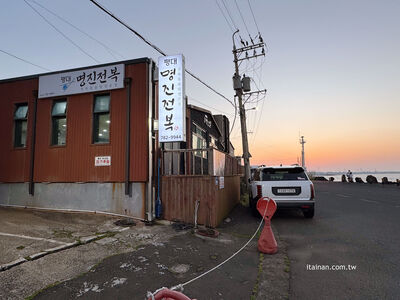 濟州島海岸公路旁吃活鮑魚！搭配整片海景