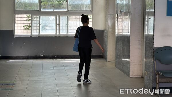 ▲▼男大生父母現身殯儀館複驗。（圖／記者吳世龍攝）