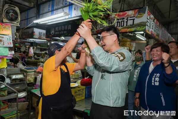 ▲▼「菜市場囝仔」賴瑞隆回主場　市場攤商大姐嗨翻！秒變應援團長。（圖／記者賴文萱翻攝）