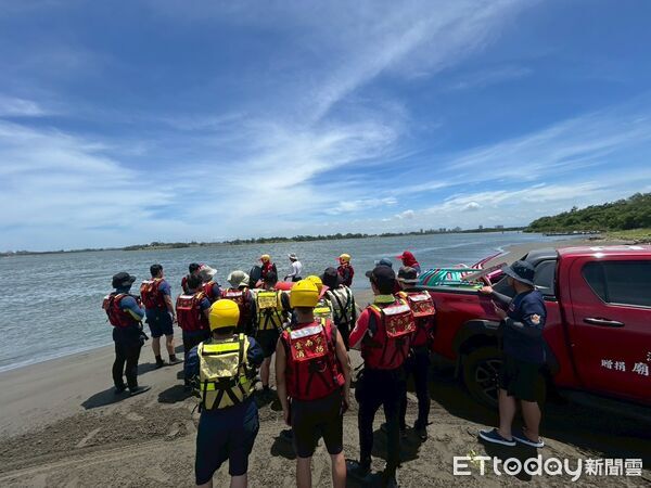 ▲台南市消防局第六救災救護大隊在安平觀夕平台及四草大橋周邊海域，展開船艇操作與水域救援實戰訓練。（記者林東良翻攝，下同）