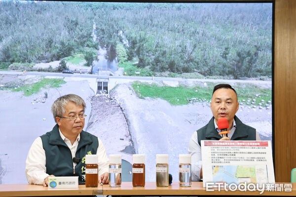 ▲台南市政府召開記者會，針對城西掩埋場排放黑水及曾文溪河口水色變異爭議提出說明。（記者林東良翻攝，下同）