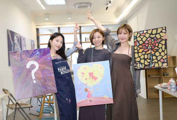 ▲▼王瞳、張家瑋、孟慶而、Lolita（羅莉塔）出席公益活動 為愛與希望協會受虐兒愛心作畫            。（圖／台灣愛與希望國際關懷協會提供）
