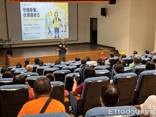 ▲台南市政府教育局辦理國民中小學交通導護志工成長研習，共2場次、約120人參加。（記者林東良翻攝，下同）