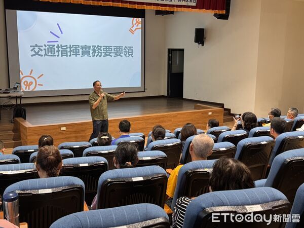 ▲台南市政府教育局辦理國民中小學交通導護志工成長研習，共2場次、約120人參加。（記者林東良翻攝，下同）