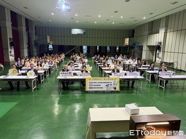 ▲更生保護會台南分會主委宋俊明號召更保、獅子會及台南市商業總會等團體，募款150萬元購買1萬劑毒品快篩試劑。（記者林東良翻攝，下同）