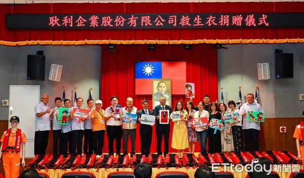 ▲耿利企業捐贈海巡署南部分署150件雙氣囊充氣式救生衣，與會人員合影。（記者林東良翻攝，下同）