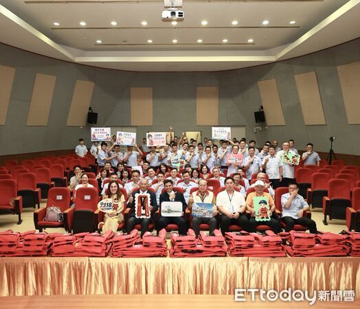 ▲耿利企業捐贈海巡署南部分署150件雙氣囊充氣式救生衣，與會人員合影。（記者林東良翻攝，下同）