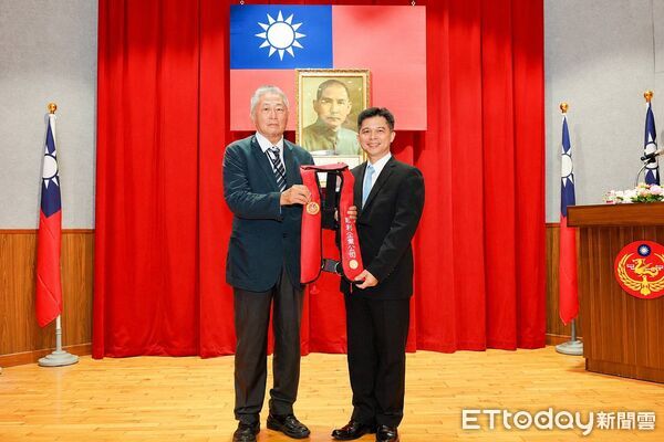 ▲耿利企業捐贈海巡署南部分署150件雙氣囊充氣式救生衣，與會人員合影。（記者林東良翻攝，下同）